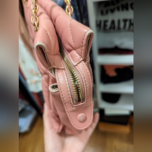 Ferragamo Vara Bow Shoulder Bag - Picture 4 of 11